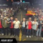 Kepala KPwBI Provinsi Sulawesi Utara, Joko Supratikto, bersama Gubernur dan jajaran Forkopimda saat berfoto dengan ribuan warga pada acara Pesta Rakyat di Kawasan Megamas Manado, Senin (20/07/26).