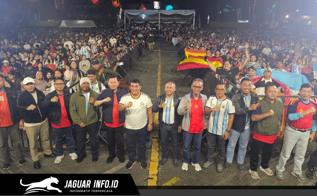 Kepala KPwBI Provinsi Sulawesi Utara, Joko Supratikto, bersama Gubernur dan jajaran Forkopimda saat berfoto dengan ribuan warga pada acara Pesta Rakyat di Kawasan Megamas Manado, Senin (20/07/26).