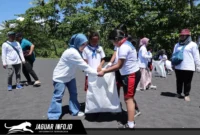 Aksi bersih-bersih pantai (coastal clean up) oleh PT Pertamina Trans Kontinental bersama elemen masyarakat di Pantai Tangkoko, Bitung, Sabtu (18/07/26).