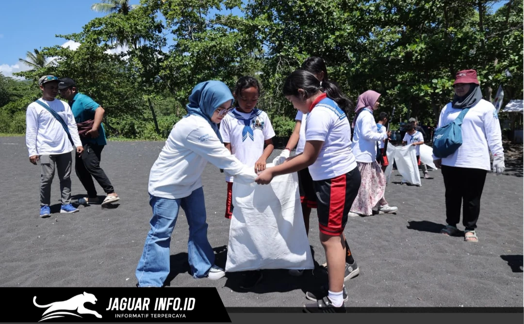 Aksi bersih-bersih pantai (coastal clean up) oleh PT Pertamina Trans Kontinental bersama elemen masyarakat di Pantai Tangkoko, Bitung, Sabtu (18/07/26).