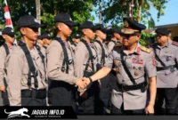 Wakapolda Sulut Brigjen Pol Awi Setiyono berjabat tangan dengan perwakilan siswa Bintara Polri dalam upacara pembukaan pendidikan di SPN Polda Sulut, Karombasan, Senin (20/07/26).