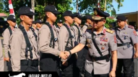 Wakapolda Sulut Brigjen Pol Awi Setiyono berjabat tangan dengan perwakilan siswa Bintara Polri dalam upacara pembukaan pendidikan di SPN Polda Sulut, Karombasan, Senin (20/07/26).