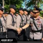 Wakapolda Sulut Brigjen Pol Awi Setiyono berjabat tangan dengan perwakilan siswa Bintara Polri dalam upacara pembukaan pendidikan di SPN Polda Sulut, Karombasan, Senin (20/07/26).