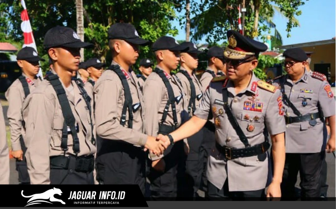 Wakapolda Sulut Brigjen Pol Awi Setiyono berjabat tangan dengan perwakilan siswa Bintara Polri dalam upacara pembukaan pendidikan di SPN Polda Sulut, Karombasan, Senin (20/07/26).