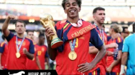 Lamine Yamal mengangkat trofi kemenangan setelah Timnas Spanyol sukses menaklukkan Argentina pada laga final Piala Dunia 2026.