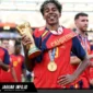 Lamine Yamal mengangkat trofi kemenangan setelah Timnas Spanyol sukses menaklukkan Argentina pada laga final Piala Dunia 2026.