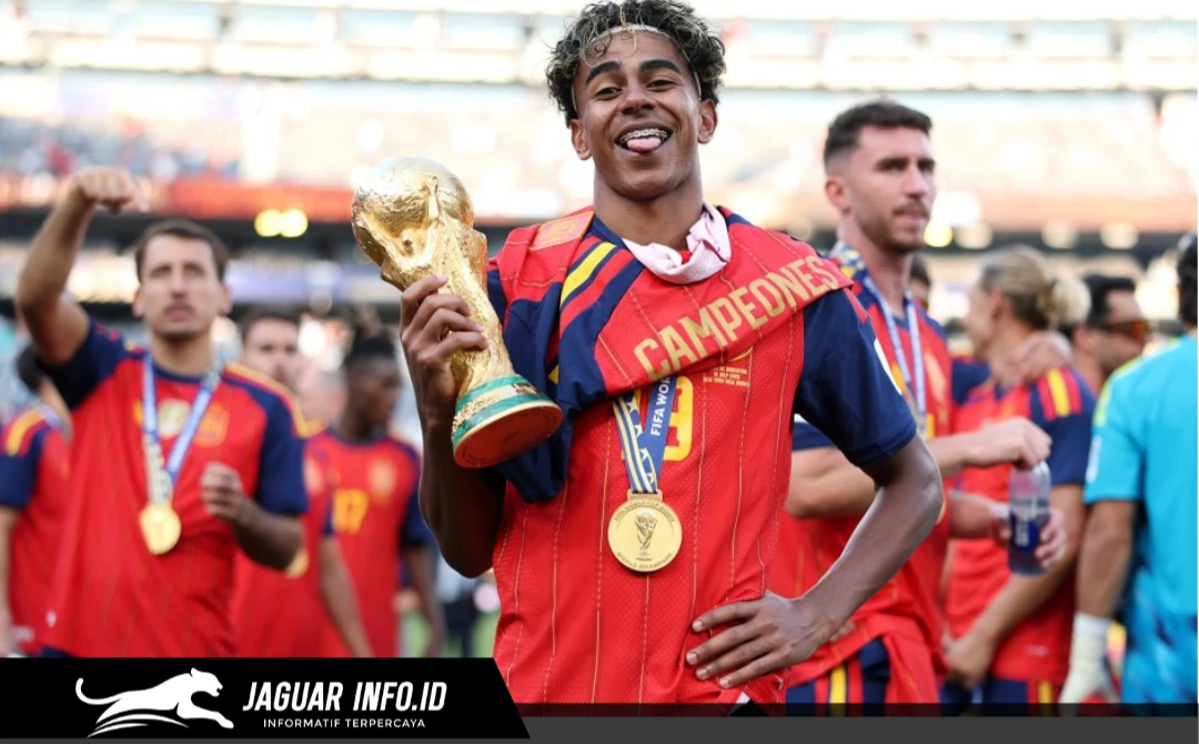 Lamine Yamal mengangkat trofi kemenangan setelah Timnas Spanyol sukses menaklukkan Argentina pada laga final Piala Dunia 2026.
