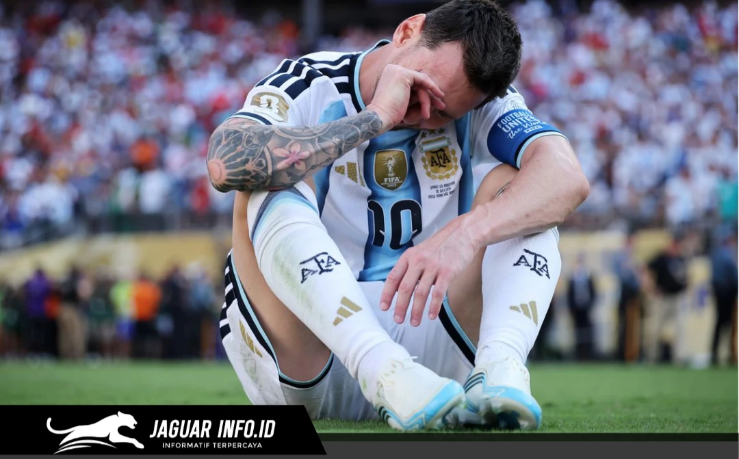 Lionel Messi tampak tertunduk usai Argentina kalah 1-0 dari Spanyol pada laga Final Piala Dunia di East Rutherford.