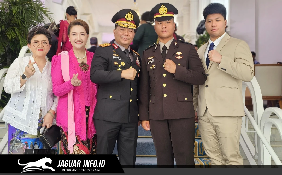 Brigtar Joshua Langie, S.Tr.K. saat berfoto bersama keluarga.