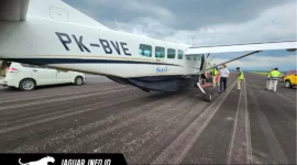 Pesawat saat berada di apron mendapatkan penanganan.
