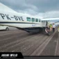 Pesawat saat berada di apron mendapatkan penanganan.