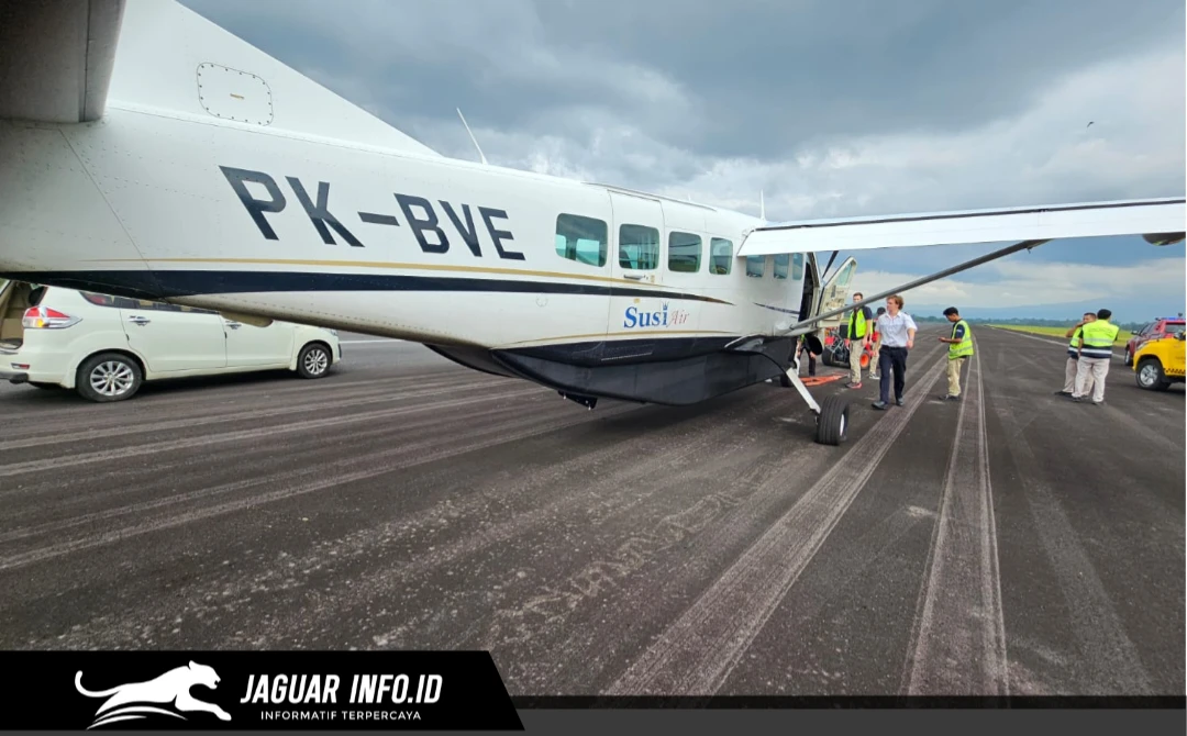 Pesawat saat berada di apron mendapatkan penanganan.