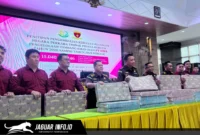 Jajaran Kejaksaan Tinggi Sulawesi Utara (Kejati Sulut) berfoto bersama dengan uang bukti pengembalian kerugian negara senilai Rp15 miliar.