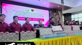 Jajaran Kejaksaan Tinggi Sulawesi Utara (Kejati Sulut) berfoto bersama dengan uang bukti pengembalian kerugian negara senilai Rp15 miliar.
