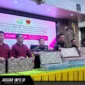 Jajaran Kejaksaan Tinggi Sulawesi Utara (Kejati Sulut) berfoto bersama dengan uang bukti pengembalian kerugian negara senilai Rp15 miliar.