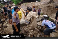 Kondisi permukiman warga dan fasilitas umum pasca diterjang banjir dan tanah longsor di Kabupaten Kepulauan Sangihe.
