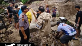 Kondisi permukiman warga dan fasilitas umum pasca diterjang banjir dan tanah longsor di Kabupaten Kepulauan Sangihe.
