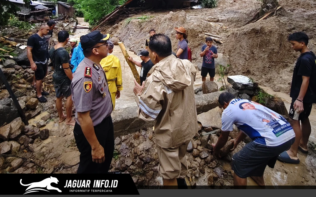 Kondisi permukiman warga dan fasilitas umum pasca diterjang banjir dan tanah longsor di Kabupaten Kepulauan Sangihe.