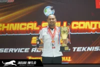 Perwakilan AHM berfoto bersama dengan memegang trofi penghargaan setelah berhasil menjadi juara di tingkat regional dan bersiap menuju kompetisi nasional.