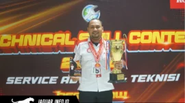 Perwakilan AHM berfoto bersama dengan memegang trofi penghargaan setelah berhasil menjadi juara di tingkat regional dan bersiap menuju kompetisi nasional.
