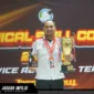 Perwakilan AHM berfoto bersama dengan memegang trofi penghargaan setelah berhasil menjadi juara di tingkat regional dan bersiap menuju kompetisi nasional.