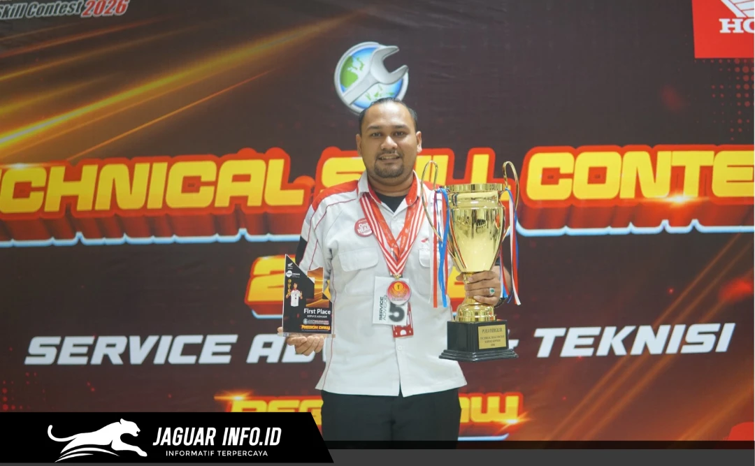 Perwakilan AHM berfoto bersama dengan memegang trofi penghargaan setelah berhasil menjadi juara di tingkat regional dan bersiap menuju kompetisi nasional.