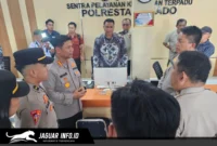 Suasana tim Mabes Polri saat meninjau dan mengecek fasilitas layar operasional di ruang Command Center serta Sentra Pelayanan Kepolisian Terpadu Polresta Manado.