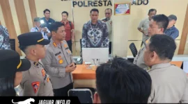 Suasana tim Mabes Polri saat meninjau dan mengecek fasilitas layar operasional di ruang Command Center serta Sentra Pelayanan Kepolisian Terpadu Polresta Manado.