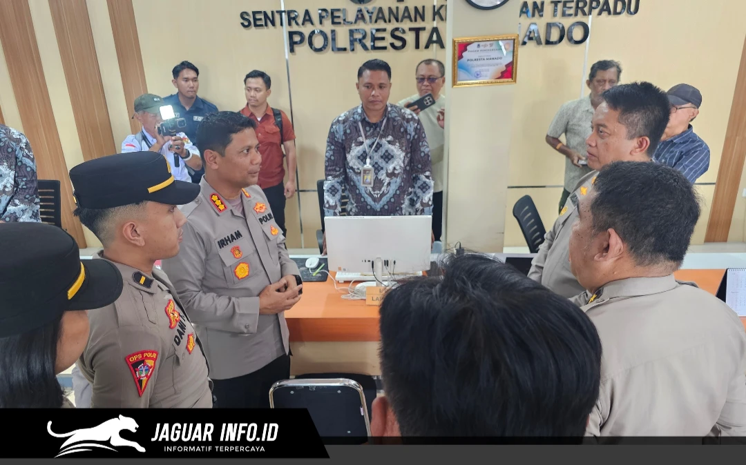 Suasana tim Mabes Polri saat meninjau dan mengecek fasilitas layar operasional di ruang Command Center serta Sentra Pelayanan Kepolisian Terpadu Polresta Manado.