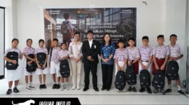 Kegiatan edukasi dan penyerahan bantuan perlengkapan sekolah kepada siswa SD dalam rangka Hari Anak Nasional di kawasan Bandara Sam Ratulangi Manado.
