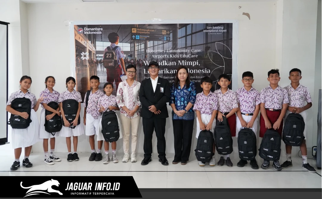 Kegiatan edukasi dan penyerahan bantuan perlengkapan sekolah kepada siswa SD dalam rangka Hari Anak Nasional di kawasan Bandara Sam Ratulangi Manado.