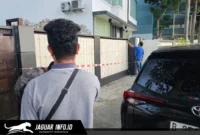 Sejumlah jurnalis merekam dan memotret bagian depan rumah pengusaha di Kompleks Bahu Mall, Manado, lokasi penggeledahan oleh Tim Penyidik Pidana Khusus Kejati Sulawesi Utara (Kejati Sulut)