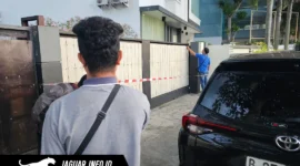 Sejumlah jurnalis merekam dan memotret bagian depan rumah pengusaha di Kompleks Bahu Mall, Manado, lokasi penggeledahan oleh Tim Penyidik Pidana Khusus Kejati Sulawesi Utara (Kejati Sulut)