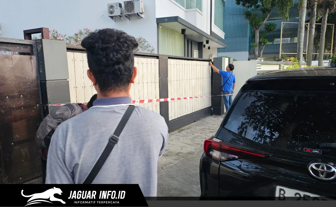 Sejumlah jurnalis merekam dan memotret bagian depan rumah pengusaha di Kompleks Bahu Mall, Manado, lokasi penggeledahan oleh Tim Penyidik Pidana Khusus Kejati Sulawesi Utara (Kejati Sulut)