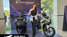 Seorang influencer perempuan memamerkan desain aerodinamis dan agresif New Honda Vario Evo 160