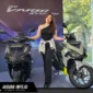Seorang influencer perempuan memamerkan desain aerodinamis dan agresif New Honda Vario Evo 160