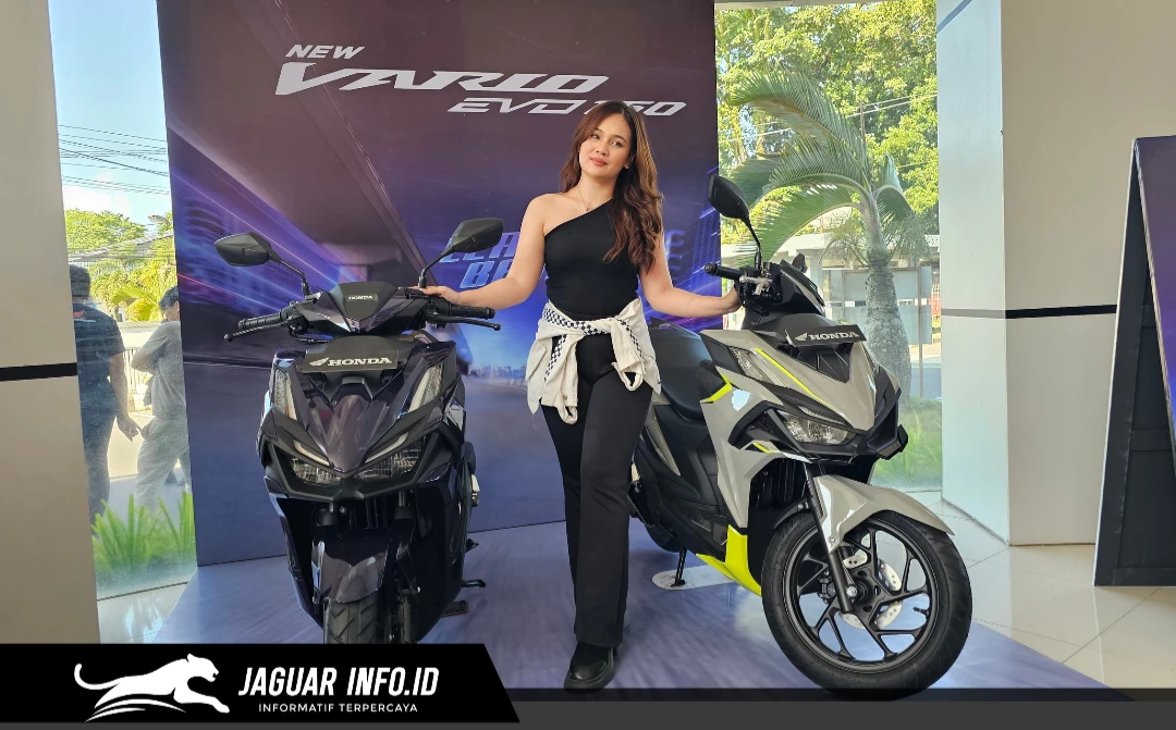 Seorang influencer perempuan memamerkan desain aerodinamis dan agresif New Honda Vario Evo 160