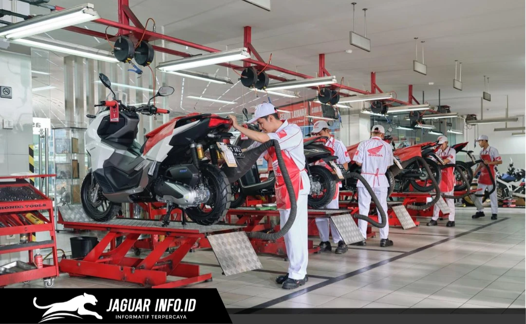 Ilustrasi mekanik bengkel sedang memeriksa kondisi shockbreaker sepeda motor untuk memastikan kenyamanan berkendara.