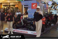 Deretan kendaraan sepeda motor Honda beserta sejumlah karyawan PT DAW di lokasi pameran mall Manado Town Square 1.