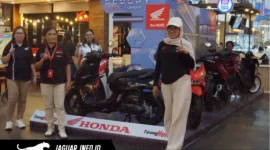 Deretan kendaraan sepeda motor Honda beserta sejumlah karyawan PT DAW di lokasi pameran mall Manado Town Square 1.