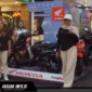 Deretan kendaraan sepeda motor Honda beserta sejumlah karyawan PT DAW di lokasi pameran mall Manado Town Square 1.