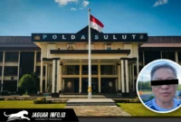 Gedung Mapolda Sulawesi Utara dan foto terduga pelaku yang ditutupi garis hitam.