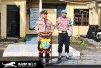 Plh Kapolres Kepulauan Sangihe, AKBP Edwin Humokor, saat memimpin pelaksanaan apel dan memberikan arahan kepada jajaran personel kepolisian.