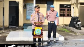 Plh Kapolres Kepulauan Sangihe, AKBP Edwin Humokor, saat memimpin pelaksanaan apel dan memberikan arahan kepada jajaran personel kepolisian.