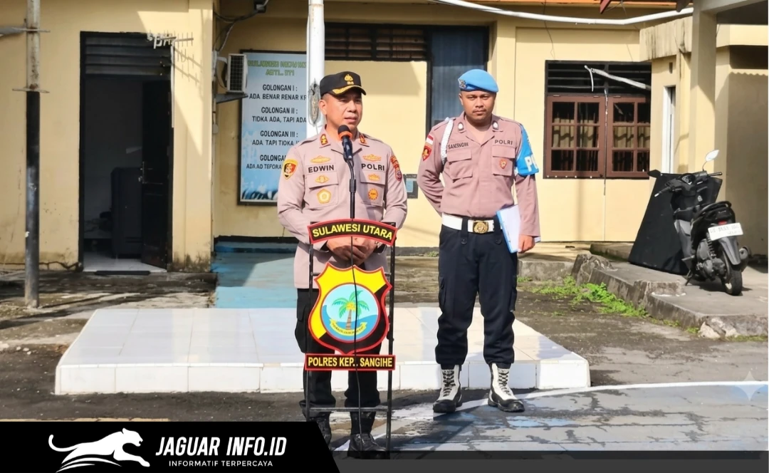 Plh Kapolres Kepulauan Sangihe, AKBP Edwin Humokor, saat memimpin pelaksanaan apel dan memberikan arahan kepada jajaran personel kepolisian.