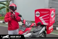 Seorang mekanik siap memberikan pelayanan perbaikan sepeda motor secara umum.