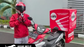 Seorang mekanik siap memberikan pelayanan perbaikan sepeda motor secara umum.