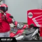 Seorang mekanik siap memberikan pelayanan perbaikan sepeda motor secara umum.