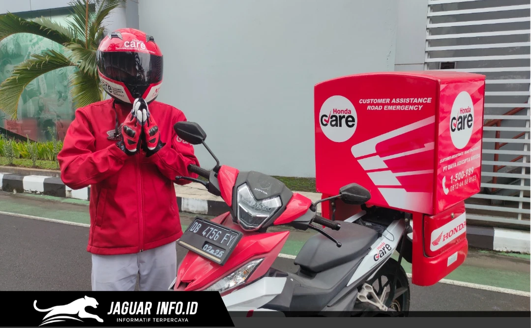Seorang mekanik siap memberikan pelayanan perbaikan sepeda motor secara umum.