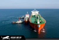 Kapal pengangkut BBM Pertamina beroperasi mendistribusikan pasokan energi.